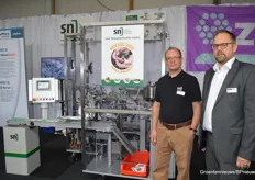 Thomas Anton en Dirk Müngersdorf (SN Maschinenbau) brachten een machine mee op zaden te doseren en te verpakken, met name ook in kleinere hoeveelheden voor consumentenverkoop.